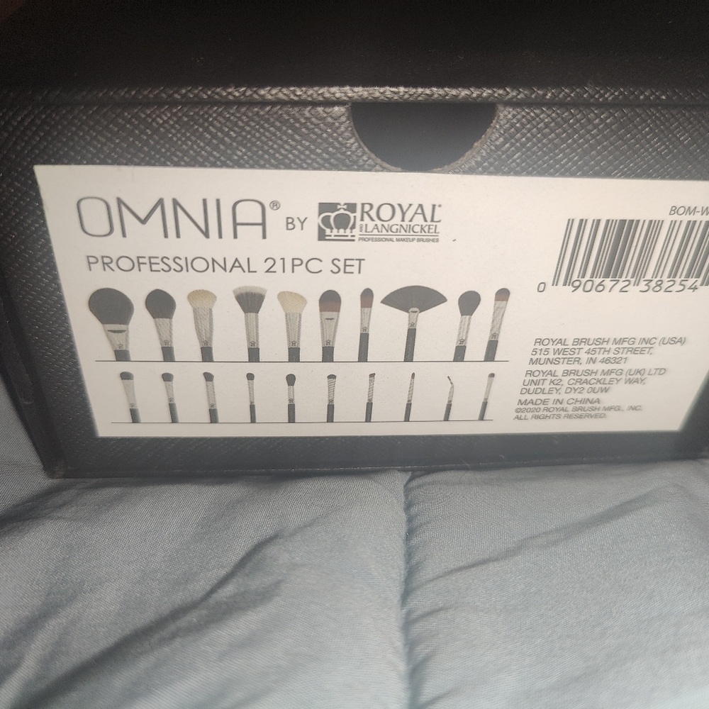 Omnia 21 piece makeup brush set